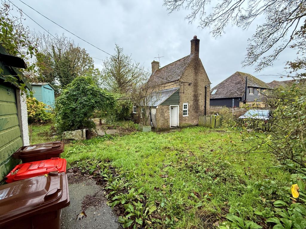 Lot: 138 - ATTRACTIVE COTTAGE WITH PERMISSION FOR LARGE EXTENSION - Garden to side